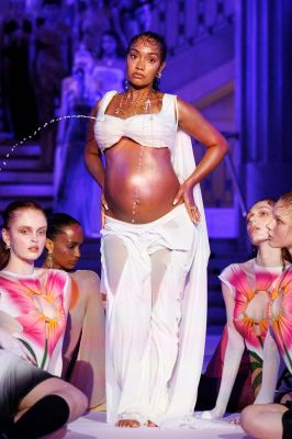 shutterstock_editorial_Di_Petsa_Catwalk_London_Fashi_17161673ap.jpg
